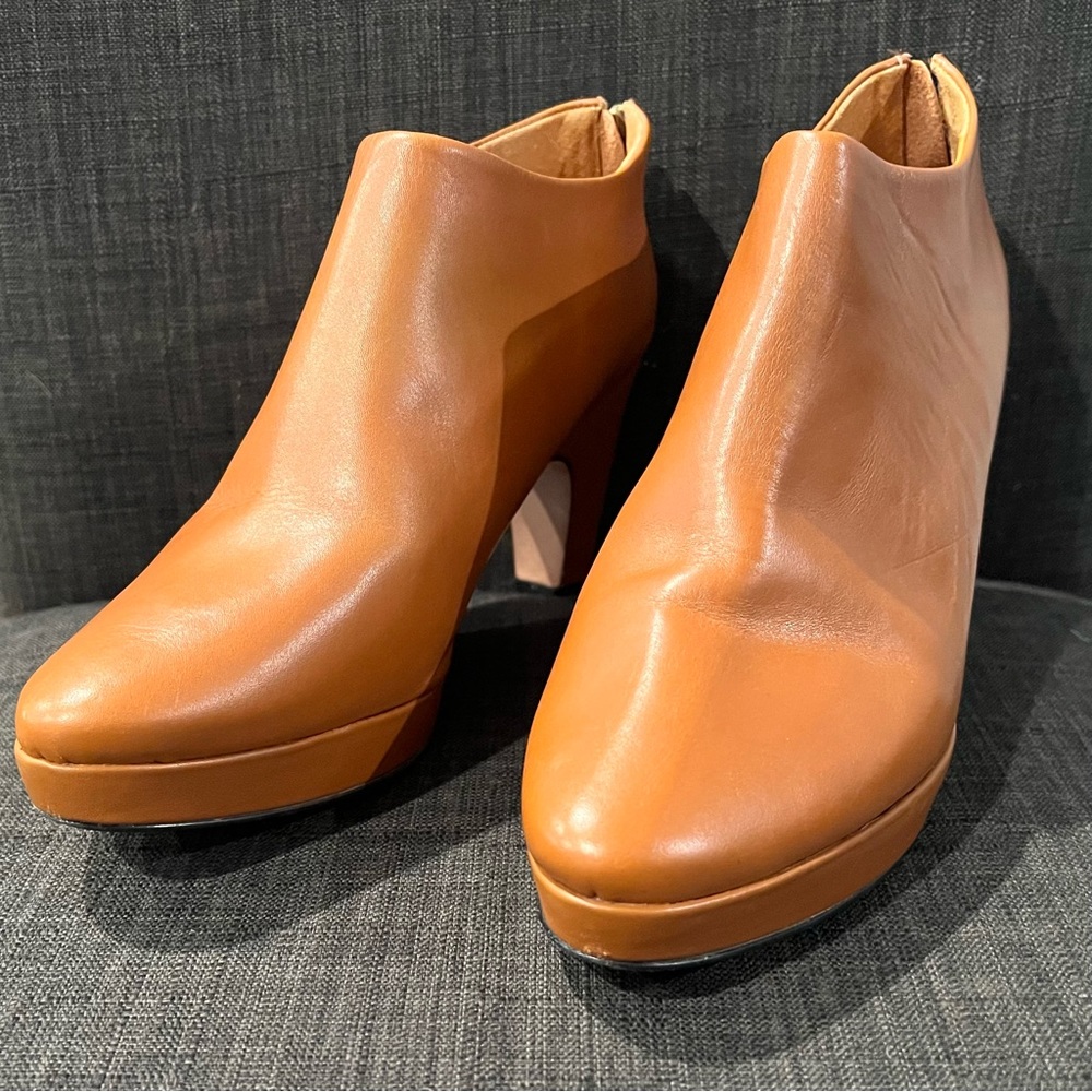 dr. Liza tan/brown booties